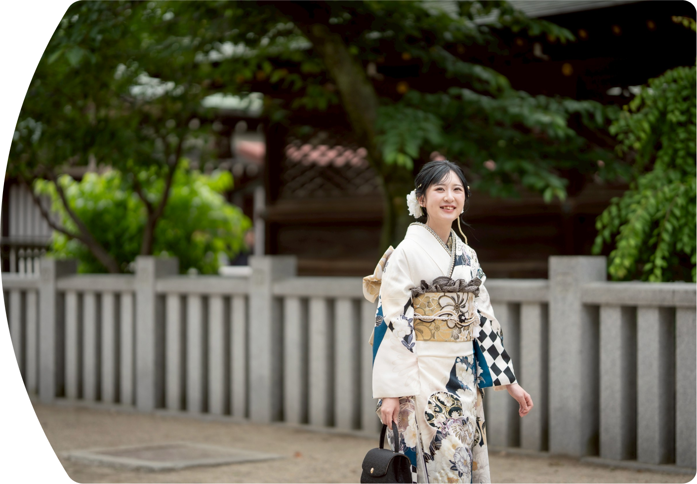 お宮参りの母子の写真